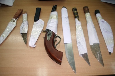 Côn đồ vác dao tấn công, đập phá xe cảnh sát